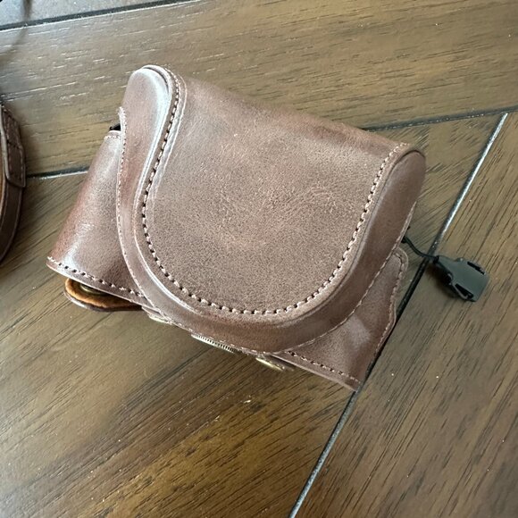 4K Digital Camera with Case - Picture 4 of 8